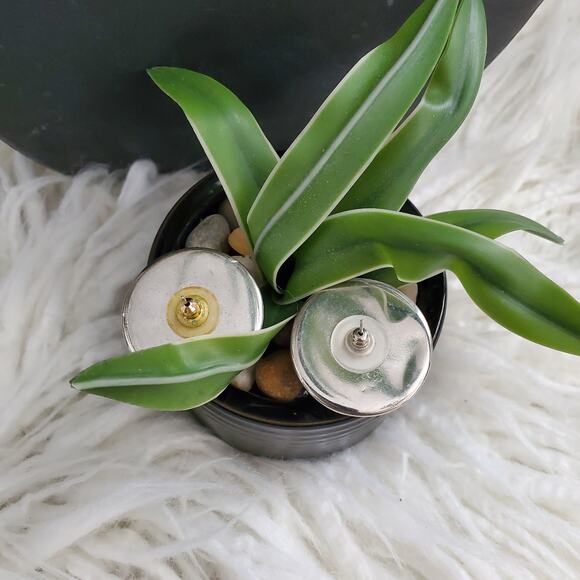 Vintage Silver Tone Hollow Metal Mesh Round Earrings - Picture 5 of 6